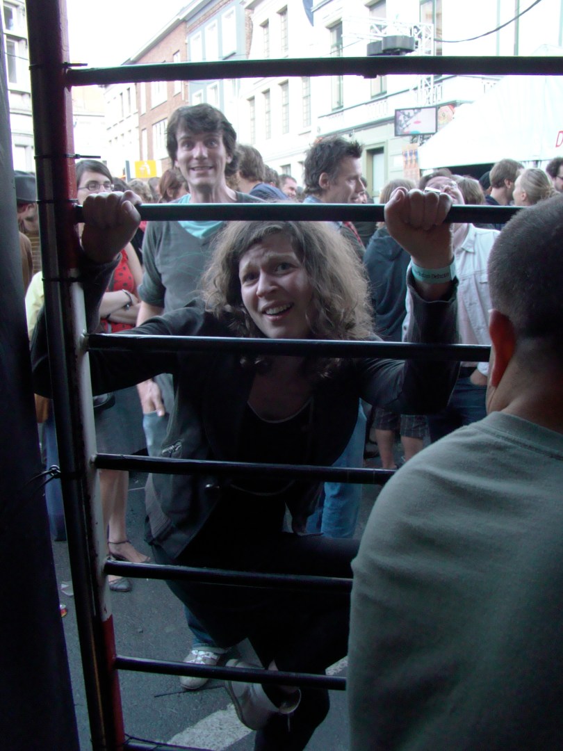 Buitengesloten De toegangspoort naar het koertje van de Charlatan: zodra je er buiten bent, geraak je niet meer terug binnen.