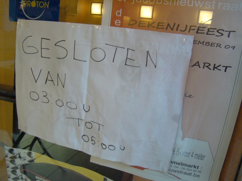 Gesloten Sandwichbar 't Smulderken hanteert zeer creatieve openingsuren. Al spreken we allicht beter van sluitingsuren. Die zijn op de vingers van een zwaar verminkte hand te tellen.