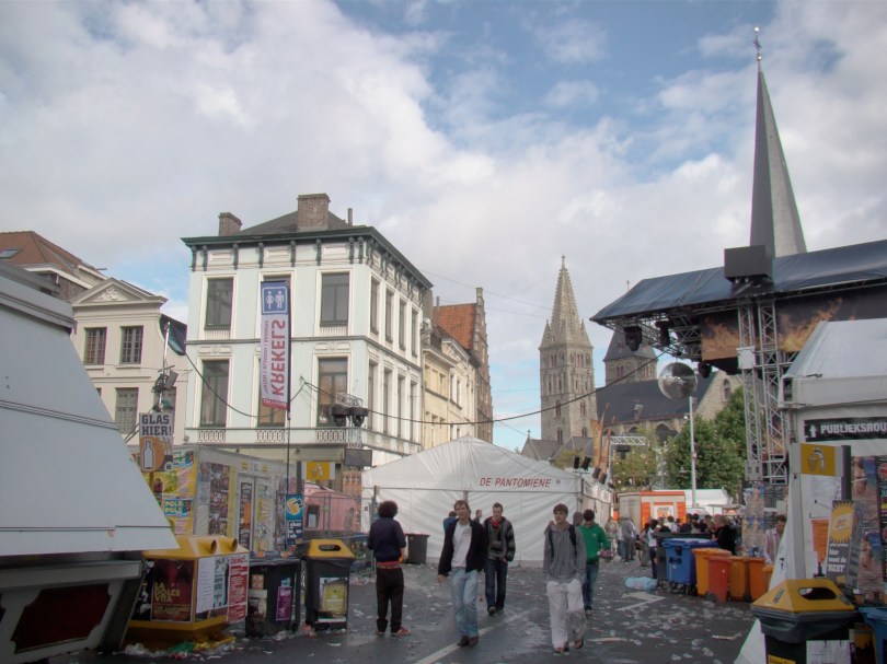 Bedtijd De Vlasmarkt loopt stilaan leeg. Drankcentrales laveren met hun camions tussen de diehards, die op hun beurt laveren tussen allerlei evenwichtsstoornissen.