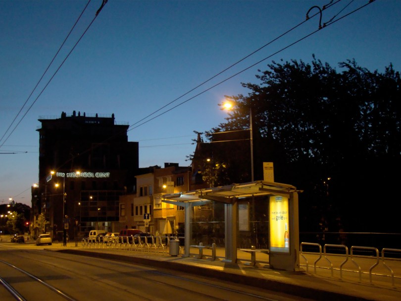 Albertbrug De Koning Albertbrug op het moment dat de ochtend langzaam begint te gloren. Uw dienaar, tevens uw god en koning, vertrekt naar de Vlasmarkt.