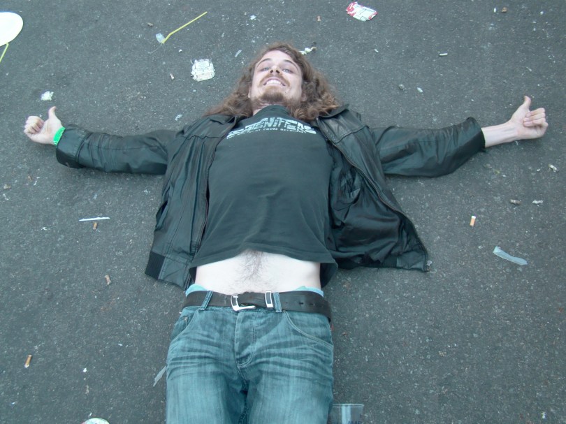 Gert Boel Gert Boel, een jongeman van onduidelijk komaf, durft niet te poseren met m'n maten. Wel gaat hij graag op de foto met het aardoppervlak, dat moederlijk zijn lendenen ondersteunt.