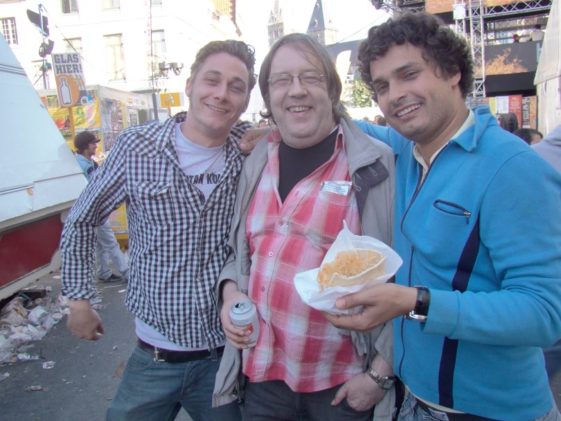 Thomas, Pol & Lowie M'n maten Thomas en Dokter Lowie op de foto met Pol, een sympathieke stadsgenoot die ons ongetwijfeld nog veel kan bijleren over de weldaden van het socialisme.
