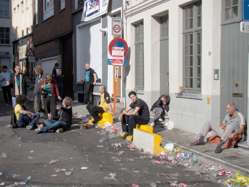 Slaapwel Hier kunnen opgefokte provincialen nog iets van leren: Feestengangers die hun roes rustig op straat uitzweten, onderwijl genietend van een deugddoend zonnetje.