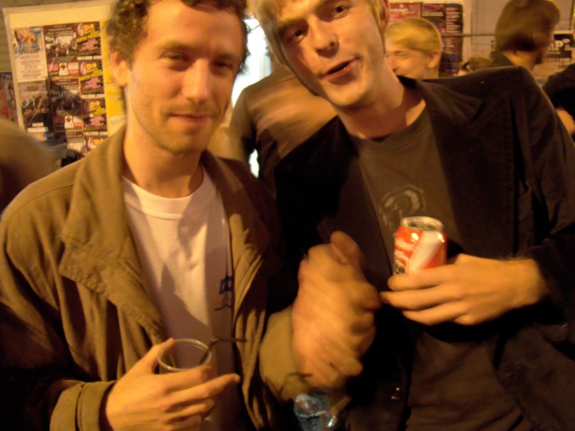 David Bratzlavsky en Peter Moerenhout, twee maten die ondanks alles overeind blijven, uiten hun broederschap op de Vlasmarkt.