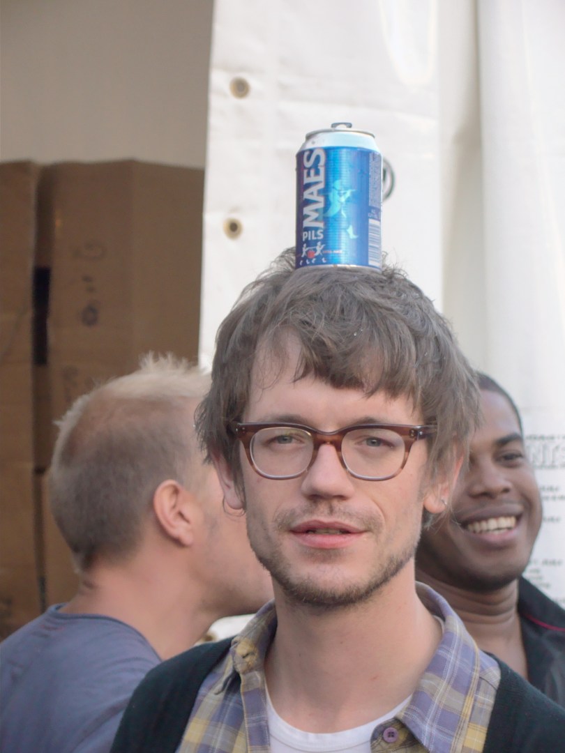 Deze jongeman heeft er zich van verzekerd dat zijn bier niet uit zijn pollen zal kletsen.