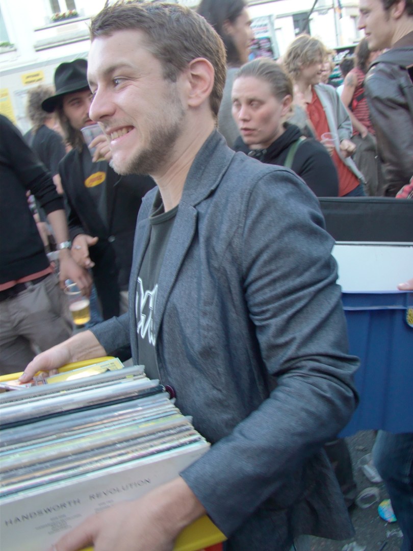 Frederik Sioen, frontman van de Gentse popgroep Sioen en tevens gast-dj in de Charlatan, slalomt met zijn platencollectie tussen de zatlappen van de Vlasmarkt.