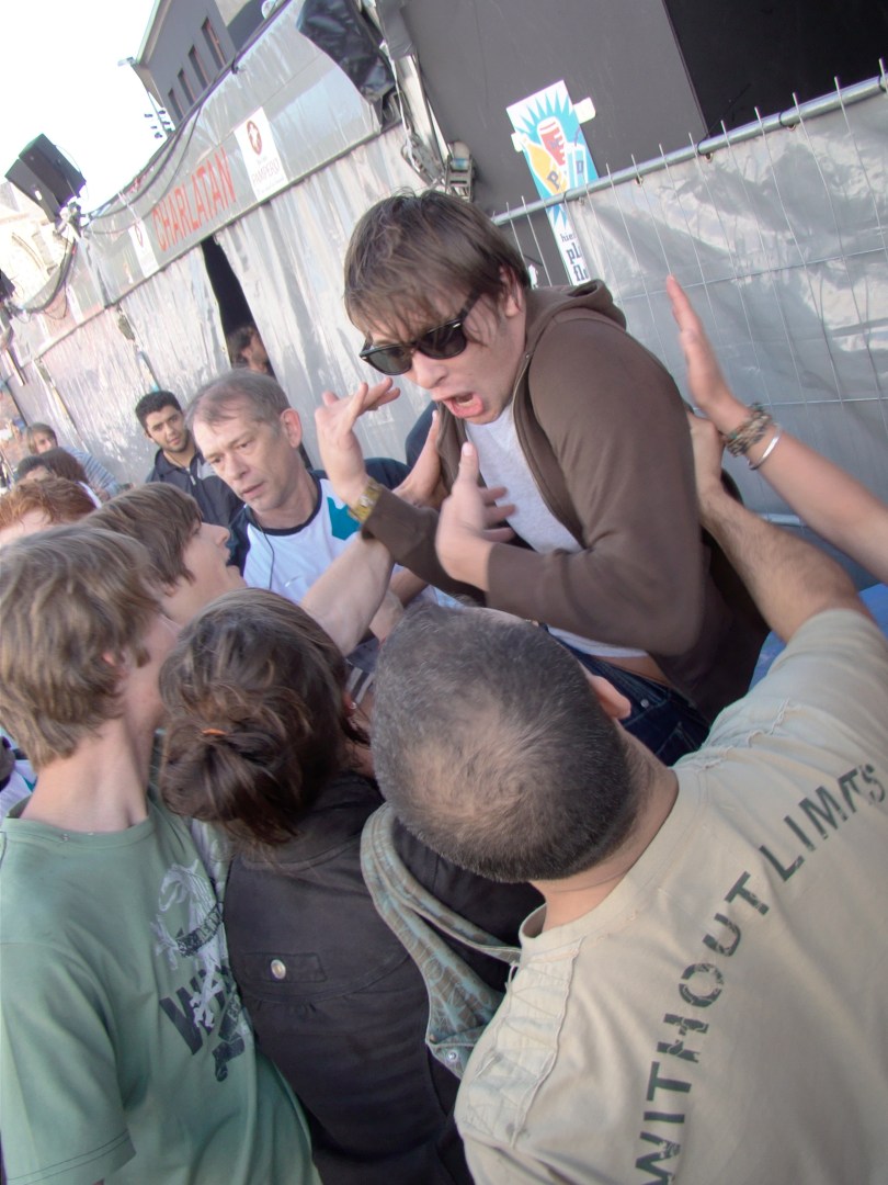 De een of andere sjarel kruipt op een vuilnisbak en waant zich almeteens op het hoofdpodium van Rock Werchter.