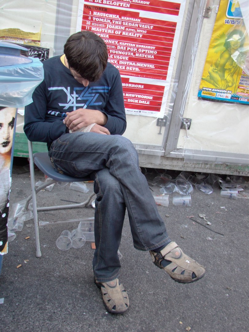 Sommige mensen zijn op alles voorbereid. Deze manspersoon had alvast z'n plooistoel mee om ter plekke zijn roes uit te slapen.