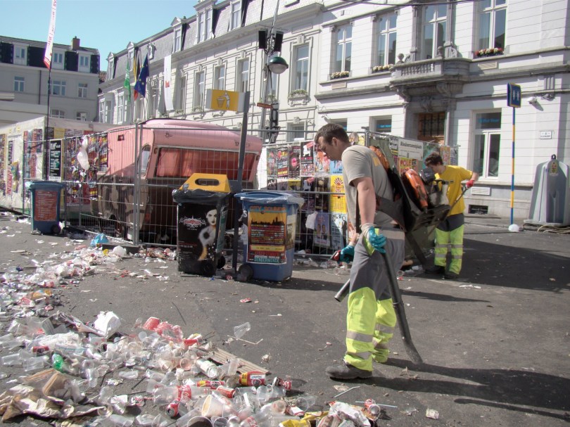 Twee werknemers van Ivago verbrodden het tapijt van vuiligheid waar mijn drinkebroers en ik een hele nacht aan gewerkt hebben.