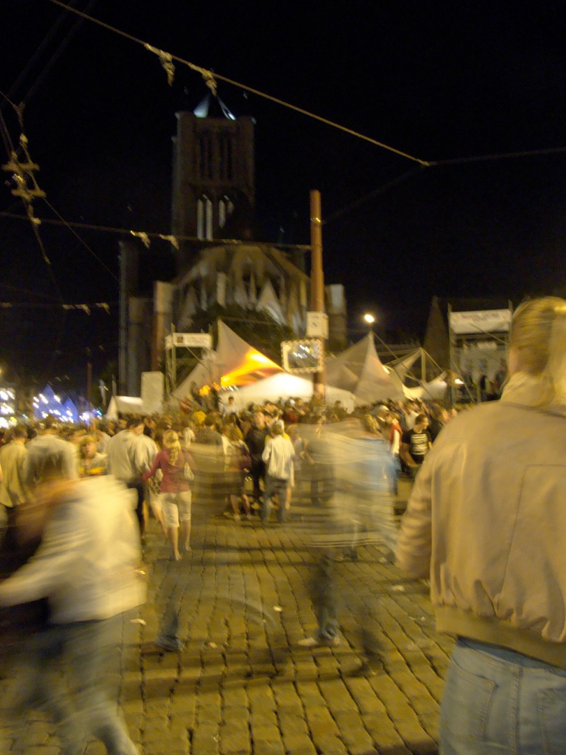 Een van mijn weinige foto's van het Braunplein met bijbehorende Duveltent. Normaal gezien passeer ik er even gehaast als de 'spoken' op de voorgrond.