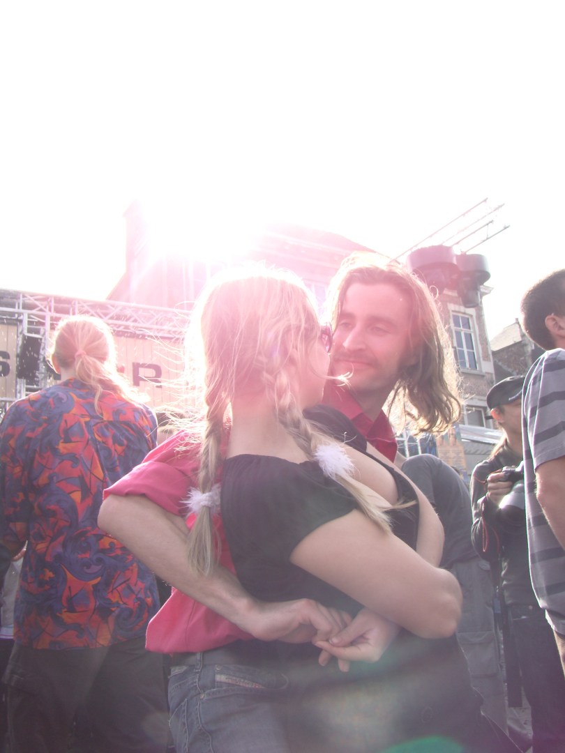 Nele en Nicolas plaatsen een wilde rock-'n-rolldans op de glibberige kasseien van de Vlasmarkt.