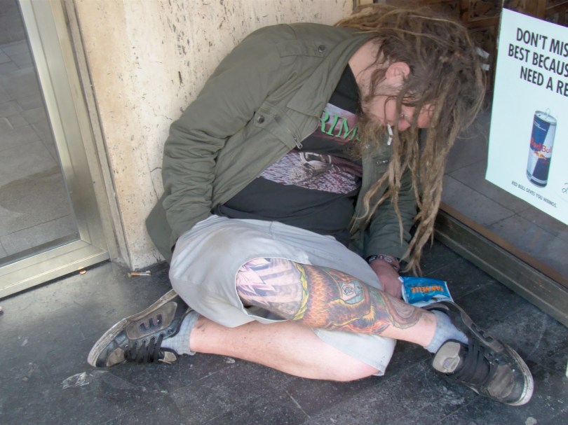 Deze vagebond is in slaap gesukkeld nog voor hij zijn sigaret kon aansteken. Wie is er zo goed om hem alsnog een vuurtje aan te bieden?