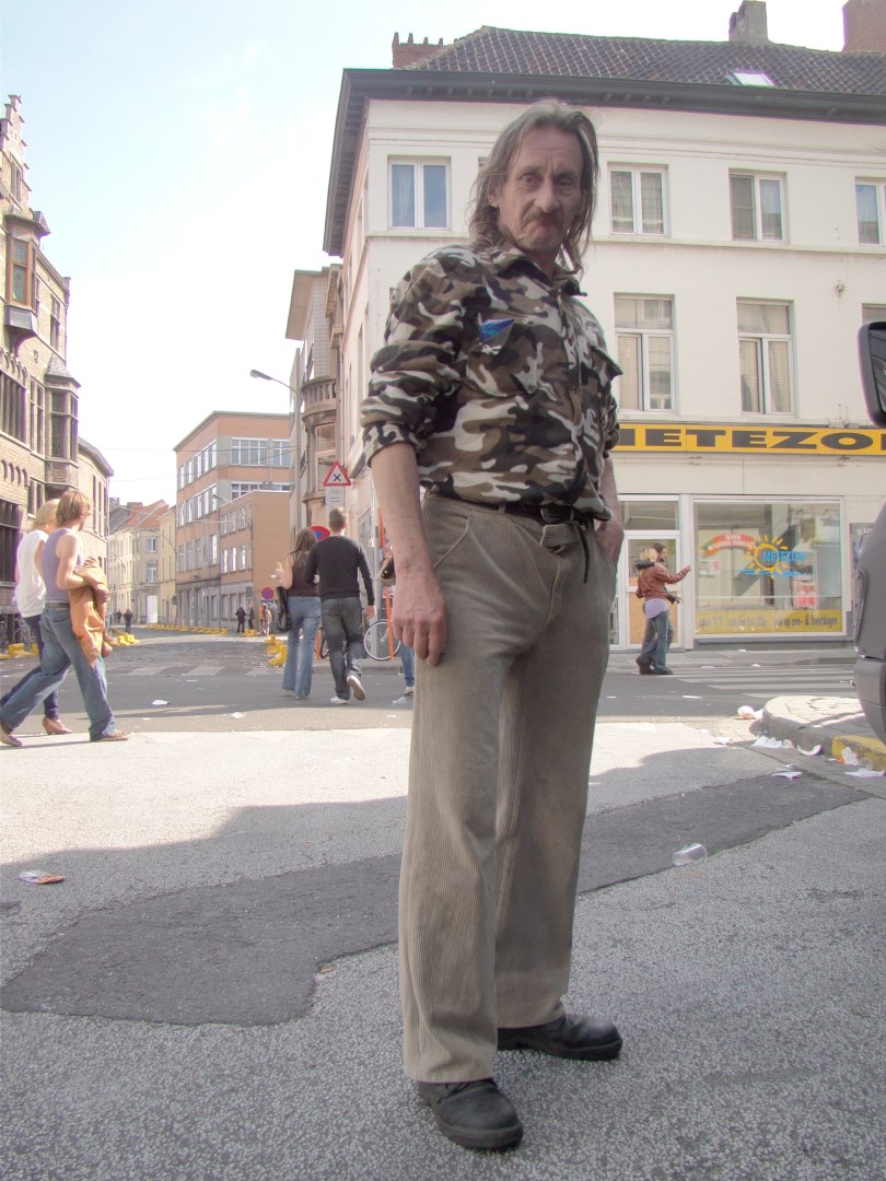 Een man komt eens naar het laatste restje Feesten kijken. "Is dat nu de Vlasmarkt? Is dat nu het moment waar iedereen bij wil zijn? Een hoop zatte saucissen die met moeite nog op hun benen kunnen staan en zich seffens in slaap zullen kotsen? Awel, merci, zulle."