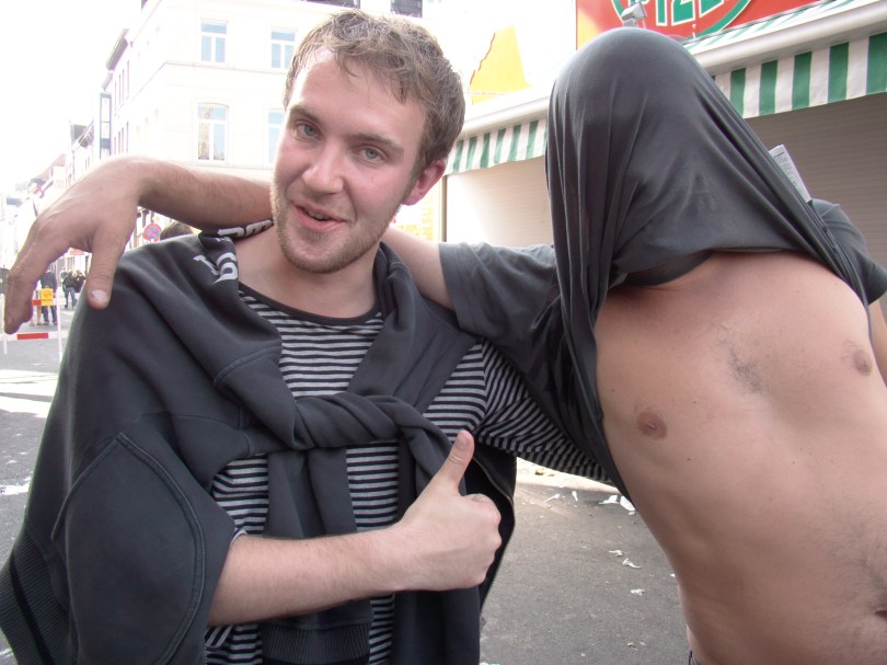 Twee jongens uit Scheldewindeke. Jeroen is nog tamelijk nuchter, Thierry wil liever anoniem op de foto. "Hij ziet er nog altijd een beetje vaal in het gelaat uit doordat hij enkele weken geleden de sim-kaart van zijn gsm heeft ingeslikt", leggen zijn vrienden uit.