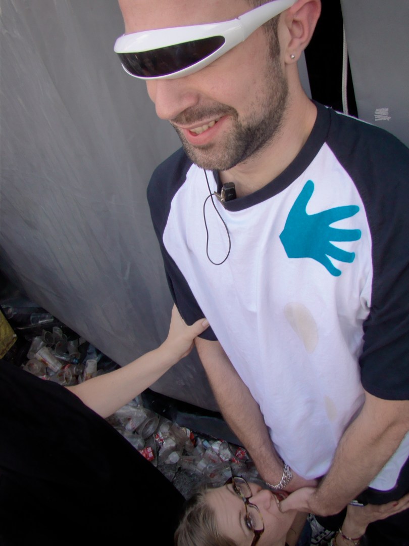 Ondanks zijn genetisch ingebakken stoerheid toont Sebastian onder de juiste omstandigheden zijn menselijke kant.