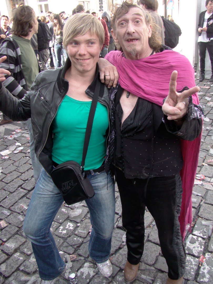 Yves, met voorsprong de oudste punker van de Fiere Stede, heeft zonet een jonkvrouw aan de haak geslagen.