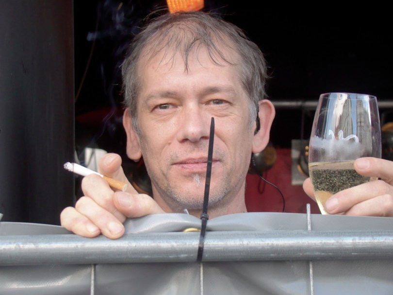 Achter de schermen is het personeel van de Charlatan al begonnen aan de traditionele after-party, die in alle beslotenheid vaak enkele dagen aansleept.