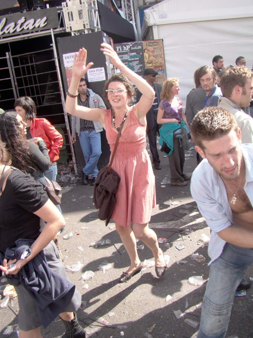 De Vlasmarkt-dj's hebben hun platencollectie allang aan de wilgen gehangen, maar mensen blijven voort dansen op het ritme van hun eigen handgeklap.