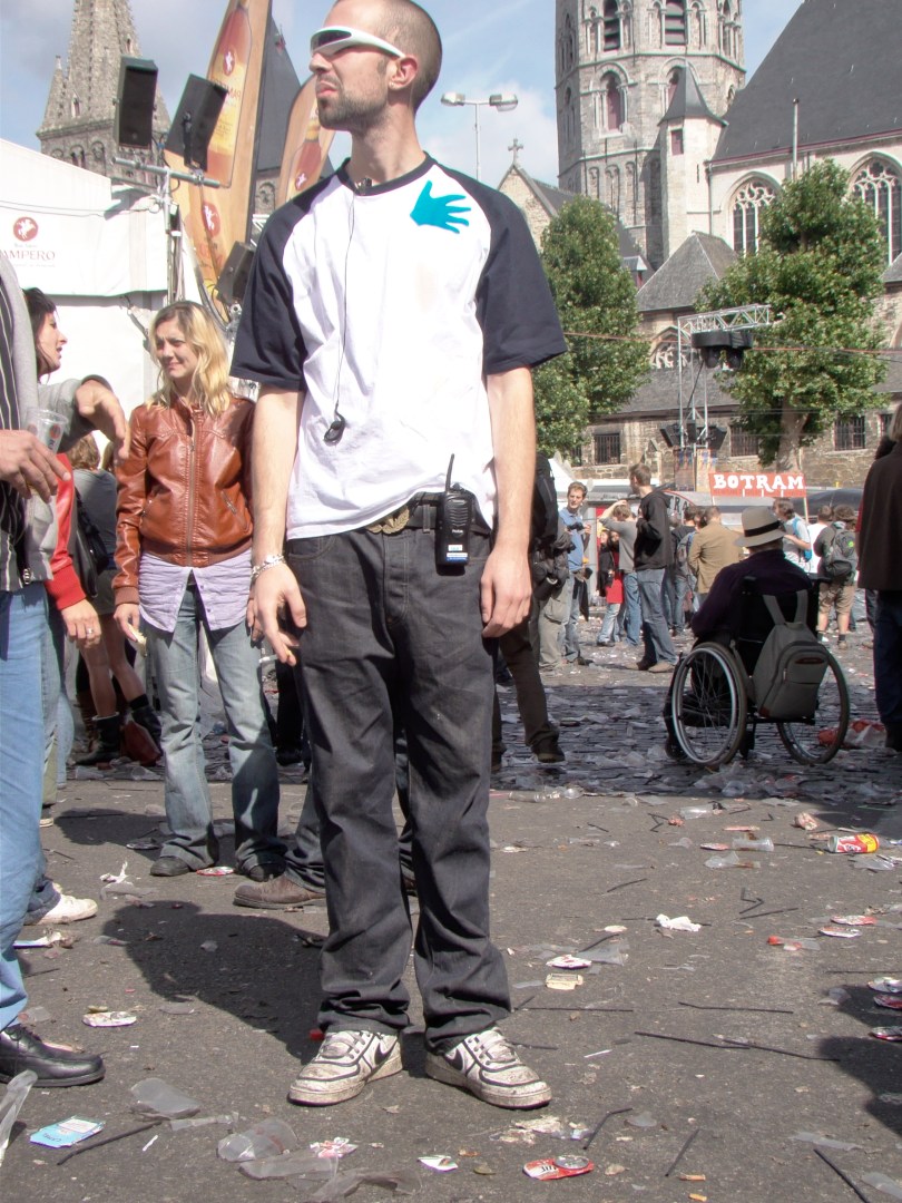 Sebastian is de RoboCop van het Sfeerbeheer. Met hem valt niet te spotten.