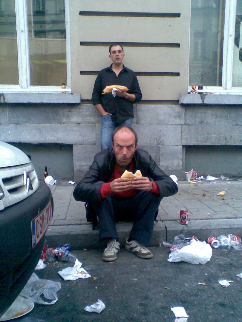 Jan Vandecasteele, zanger van de Gentse band Kartasan, wordt belaagd door een paparazzo als hij een broodje vettigheid door zijn molen draait.