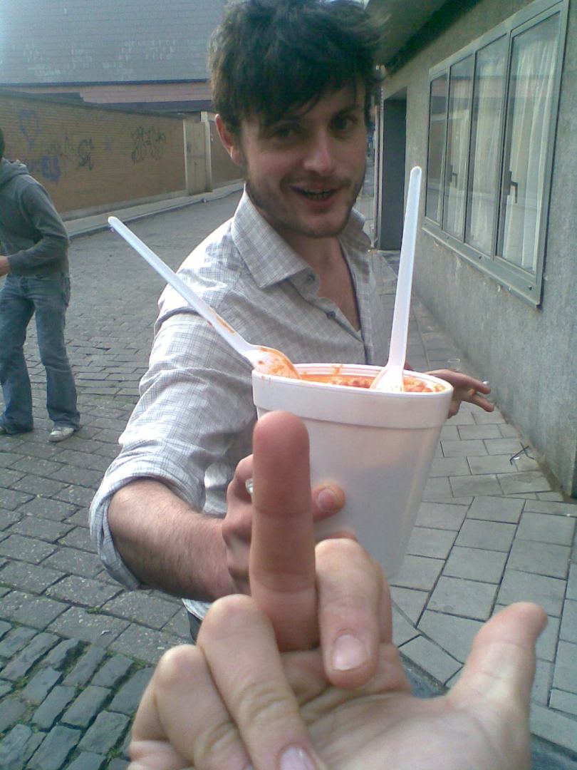 Matthias, vingervlug bassist bij de Gentse popgroepen Kartasan, Luxemburger en Kings of Things to Come, krijgt nul op het rekest als hij iemand vraagt zijn pot pasta even vast te houden.