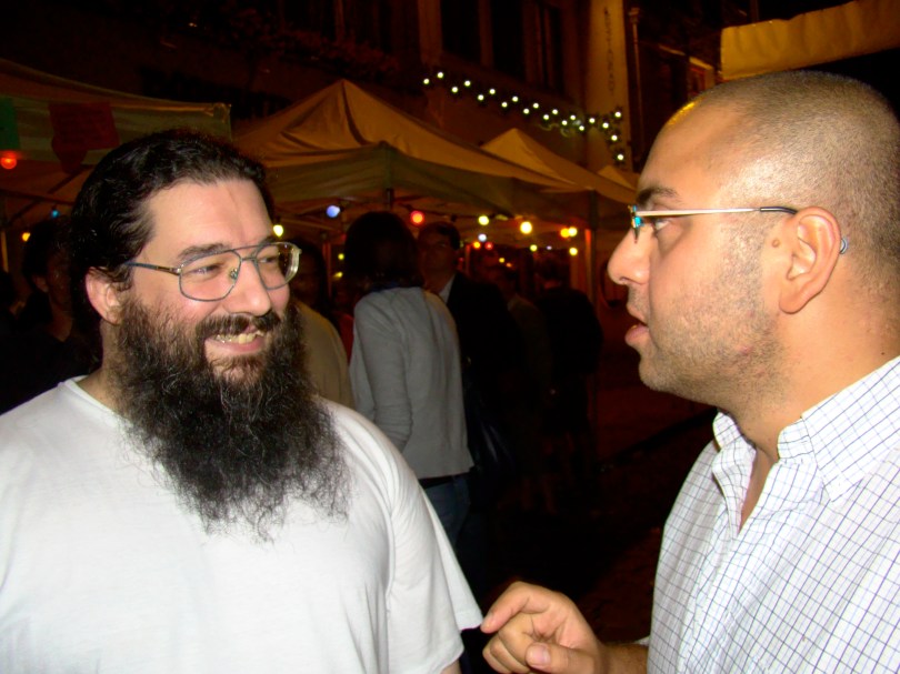 Pieter, een autochtone Vlaming, en Nima, een Gentenaar met Iraans bloed in de aderen, discussiëren over gezichtsbeharing. 'Ik ben jaloers op uw baard, Pieter. Als ik mezelf zo'n joekel laat staan gelijk gij, denkt iedereen subiet dat ik een moslimterrorist ben. Terwijl ik niet eens gelóóf.'