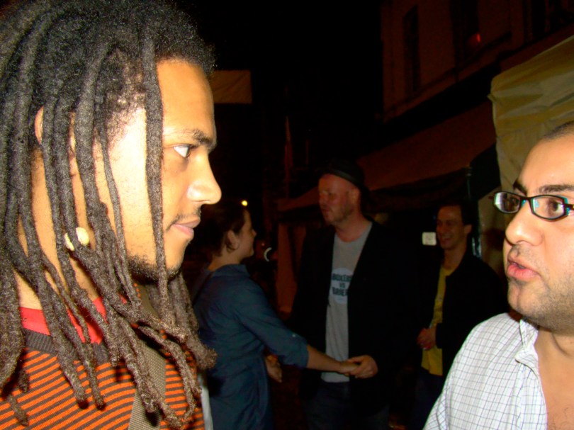 Niels aanhoort het baardprobleem van Nima. 'Ach, ge moet u daar niets van aantrekken, Nima. Ik laat toch ook een baard staan?' Even later moet Niels wel tot het uiterste gaan om zijn zelfbeheersing te bewaren als de fotograaf van dienst hem per ongeluk een 'neger' noemt. 'Ach, Niels, ge moet u daar niets van aantrekken. Ik ben toch ook een allochtoon?'