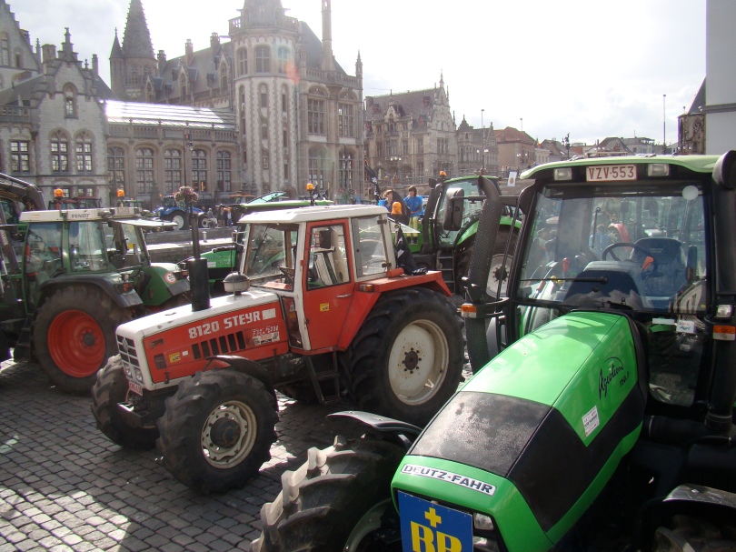 Boeren palmen met hun tractors de middeleeuwse haven van Gent in.