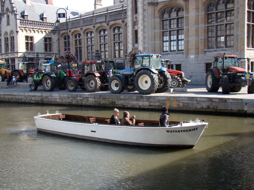 Hele horden toeristen nemen hun toevlucht tot de Bootjes van Gent om uit de klauwen van de boeren te blijven.