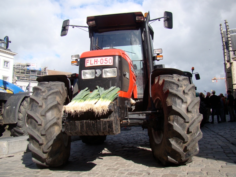 Agrariërs die kunnen lassen, hebben hun tractors omgebouwd tot gepantserde tanks waarmee ze inrijden op groepen shoppende consumenten.