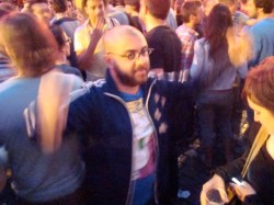 Een predikant is omgeven door ongelovige christenhonden. 'Repent, y'all, repent!', predikt hij.