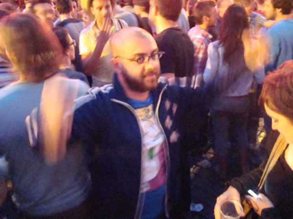 Nima is omgeven door ongelovige christenhonden. 'Repent, y'all, repent!', predikt hij.