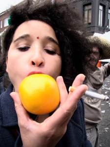 Nancy De Kegel beroert een appelsien met haar wellustige tong. De appelsien gaat er haast van blozen.