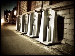 De esthetiek van het urinoir komt beter tot zijn recht zonder zatlappen die als een paard staan te lozen.