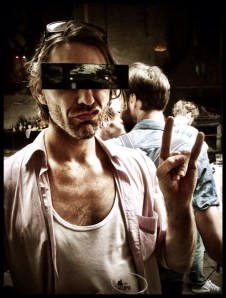 'Ik loop niet te koop met mijn karakterkop. Daarom draag ik een censuurbril', meldt Philip.