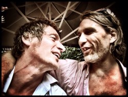 In geaffecteerd West-Vlaams fluisteren Miel en Philip elkaar broederlijke woorden toe.