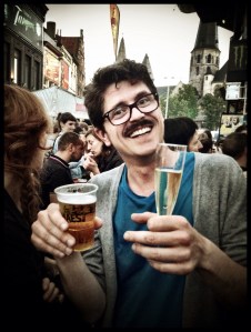 Geen feest zonder bubbels. Rubens snor benadrukt zijn vreugde.