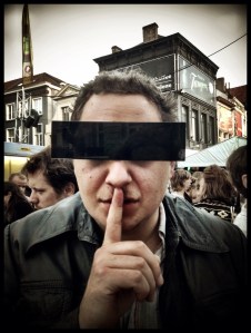 "Sht, luister goed, dan hoor je het feest des te beter", geeft Sam als goede raad.