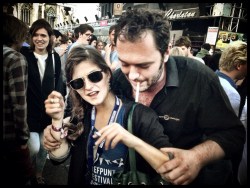 Jonas leert Justine te boksen, opdat zij zich kan verdedigen tegen opdringerige journalisten.