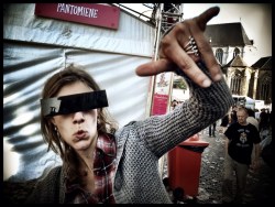 Met een censuurbril op de neus laten sommigen zich verleiden tot gewaagde poses.