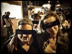 Karel, Sandra en Boris (m.) hoeven zich dankzij de censuurbril niet te schamen voor hun morsige aanwezigheid op de Vlasmarkt.