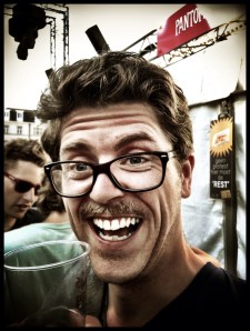 Ruben weet met zijn enthousiasme weer geen blijf. Dat enthousiasme zal aanhouden tot hij opmerkt hoe leeg zijn bekertje is.