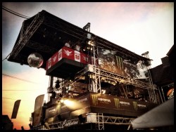 De dj-toren bij het ochtendgloren. Deze monstruositeit brengt de Vlasmarkt tot leven.