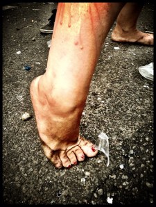 Een poezelig voetje en een kuit waar de Irish coffee van druipt: op de Vlasmarkt dans je niet in stijl, maar met overgave.