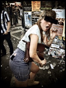 Zangeres Conny Komen van Kenji Minogue showt het gat in haar rok. Haar présence is er niet minder krachtig door.