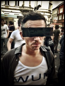 De taferelen op de Vlasmarkt blijven Tom Verbruggen verbazen. De censuurbril kan zijn verwondering niet verhullen.