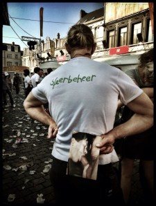 Sfeerbeheerder Clay heeft materiaal geconfiskeerd dat niet door de beugel kan op de Vlasmarkt.