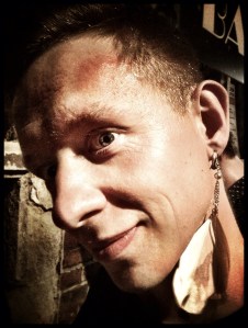 Een man met een flamboyante oorbel hoeft dankzij zijn neus niet te vrezen dat hij al te feminien overkomt.