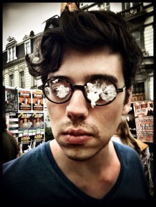 Sommige creatieve Feestengangers introduceren hun eigen versie van de censuurbril.