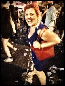 Lolly kan haar lol niet op nu het begint te regenen. Eindelijk plaats om voluit te dansen!